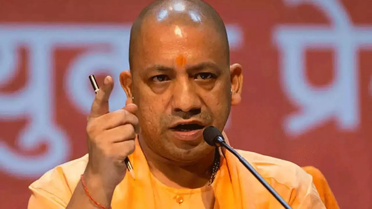 UP News: यूपी में चकबंदी अधिकारियों पर गिरी गाज, लापरवाही पर एक्शन में योगी सरकार, 28 अफसर सस्पेंड