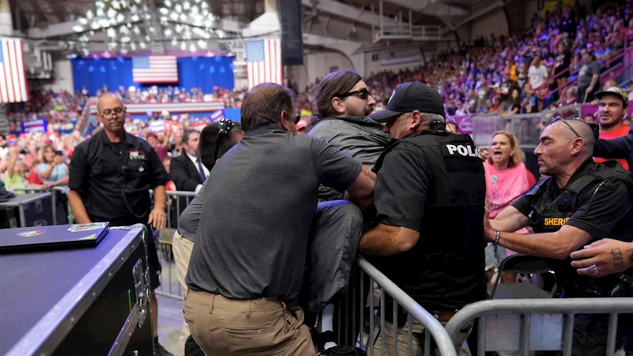 US-Wahlkampf in Pennsylvania: Mann wird bei Trump-Auftritt überwältigt