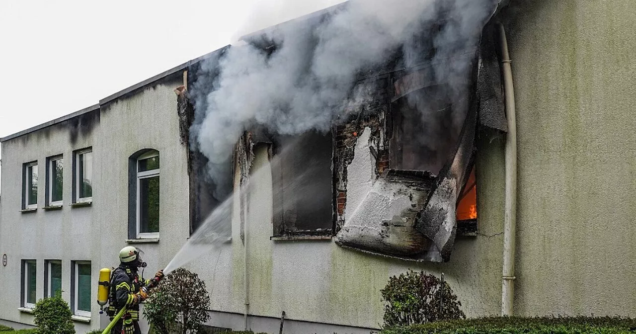 Großbrand in Bielefeld: 150 Kräfte der Feuerwehr im Einsatz, Warnung vor Rauch