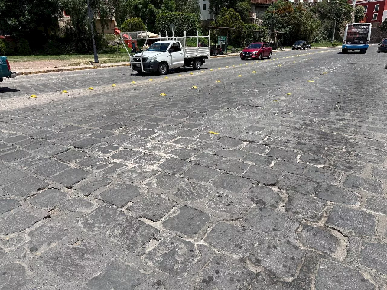 Entre baches y adoquines rotos, dejan sin mantenimiento a la entrada de Guanajuato