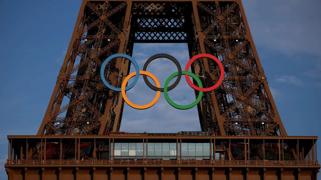 Paris: Anne Hidalgo annonce que les anneaux olympiques 'vont rester sur la tour Eiffel'