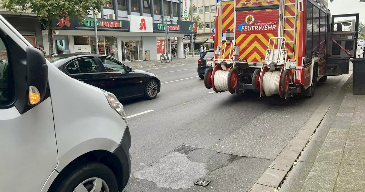 Mönchengladbach: Feuerwehrauto rammt Lieferwagen auf dem Weg zu Einsatz