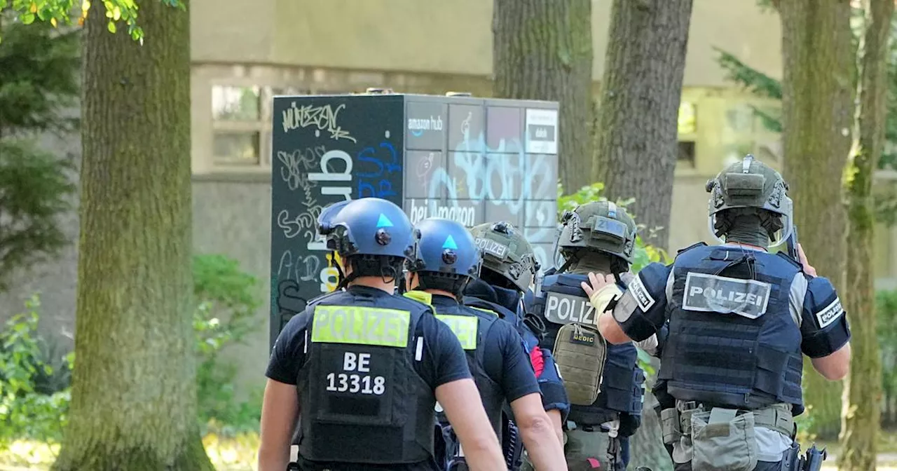 SEK-Einsatz im Berliner Südwesten: Mann mit Waffe bedroht?