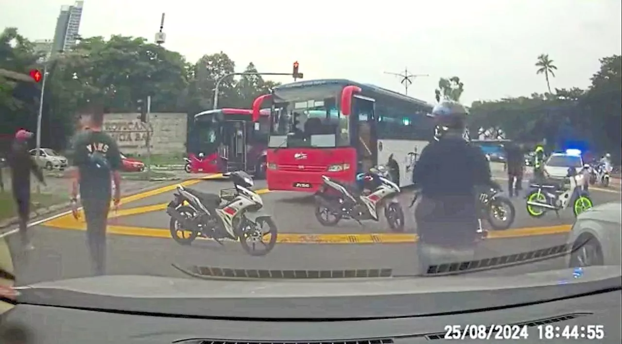 JB cops stop Mat Rempit with buses