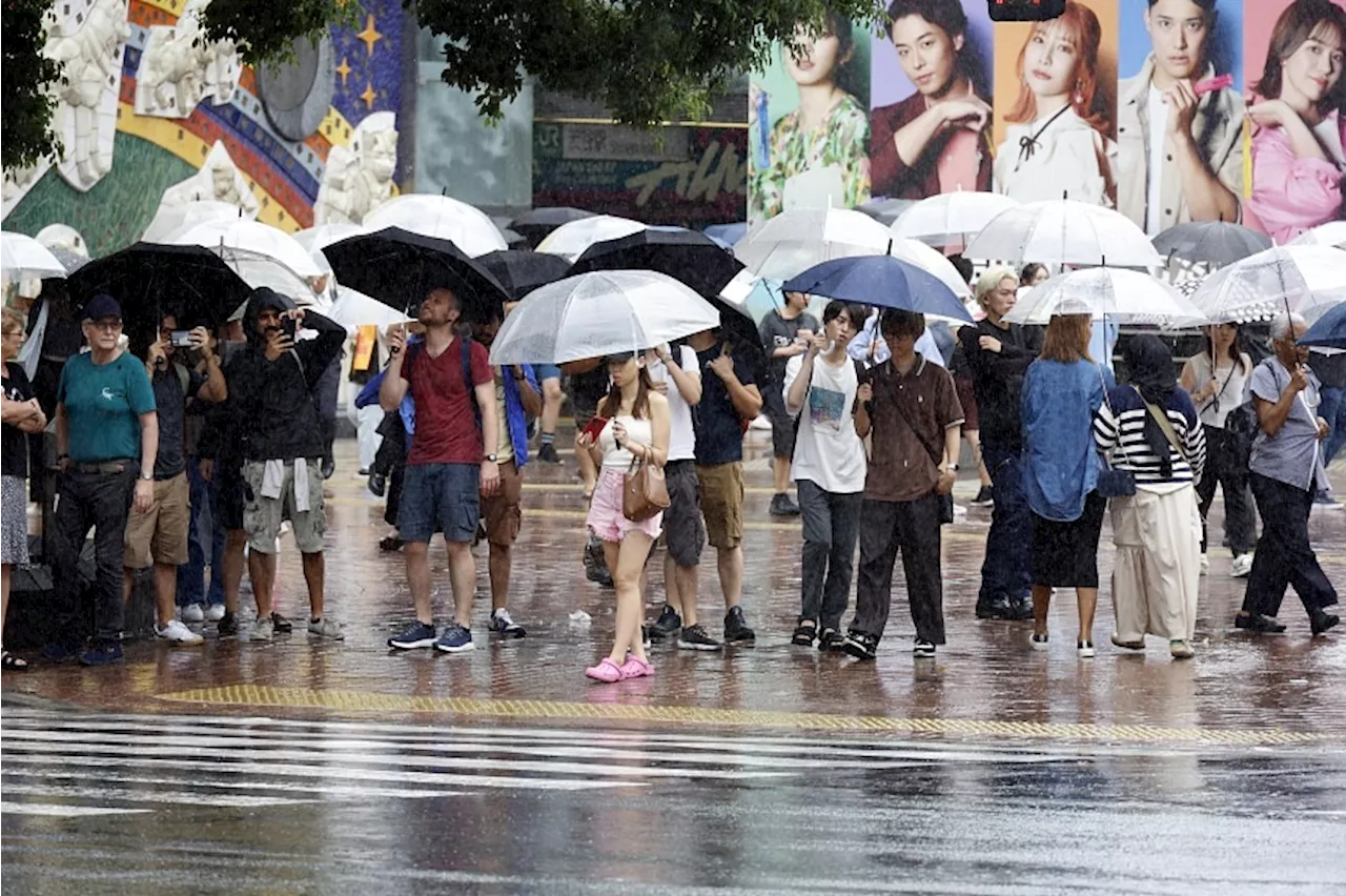 Weakening Shanshan rains still disrupting transport in Japan