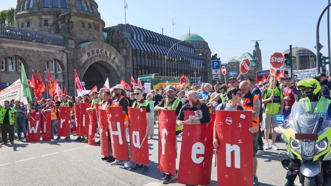 Schifffahrt: Mehrere hundert Menschen bei Demo gegen MSC-Deal