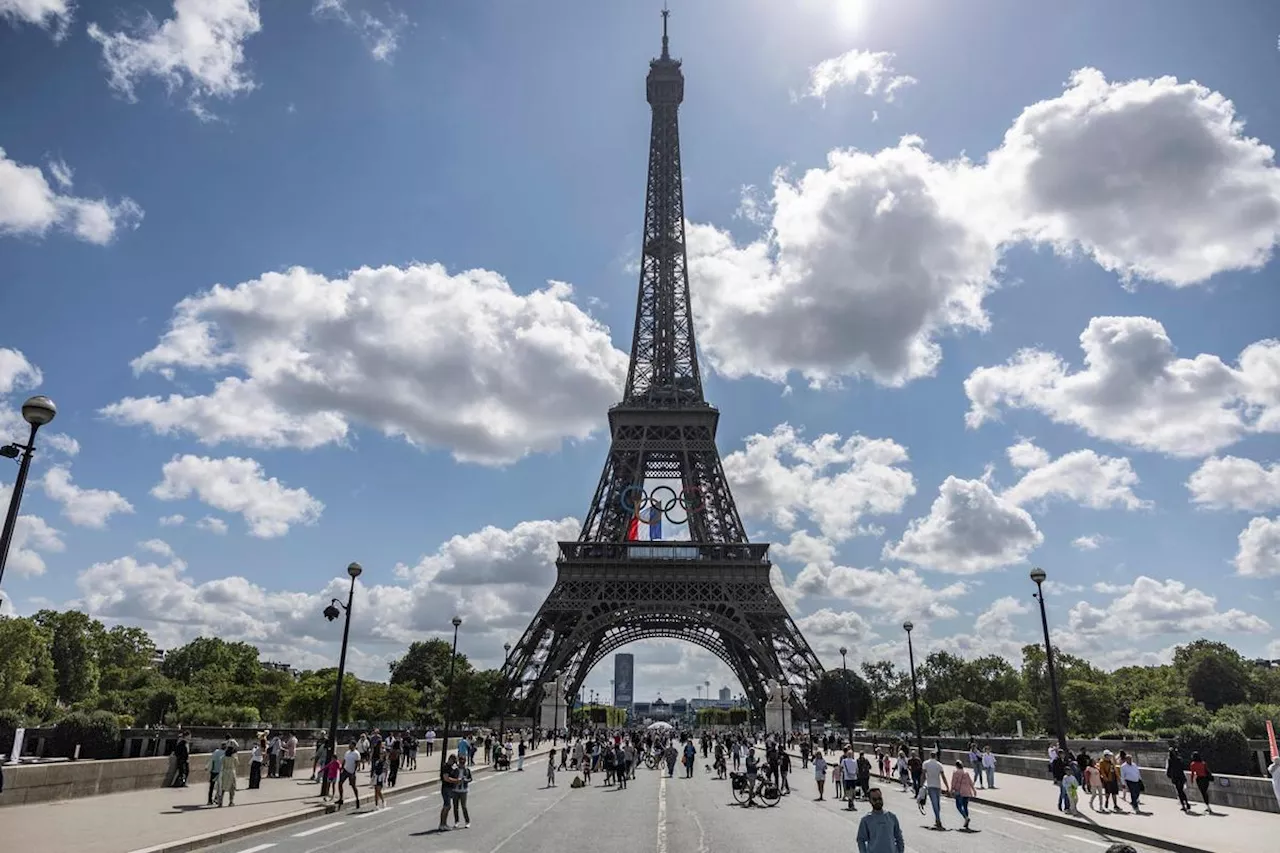 Paris : les anneaux olympiques « vont rester sur la tour Eiffel » après les Jeux, annonce Anne Hidalgo