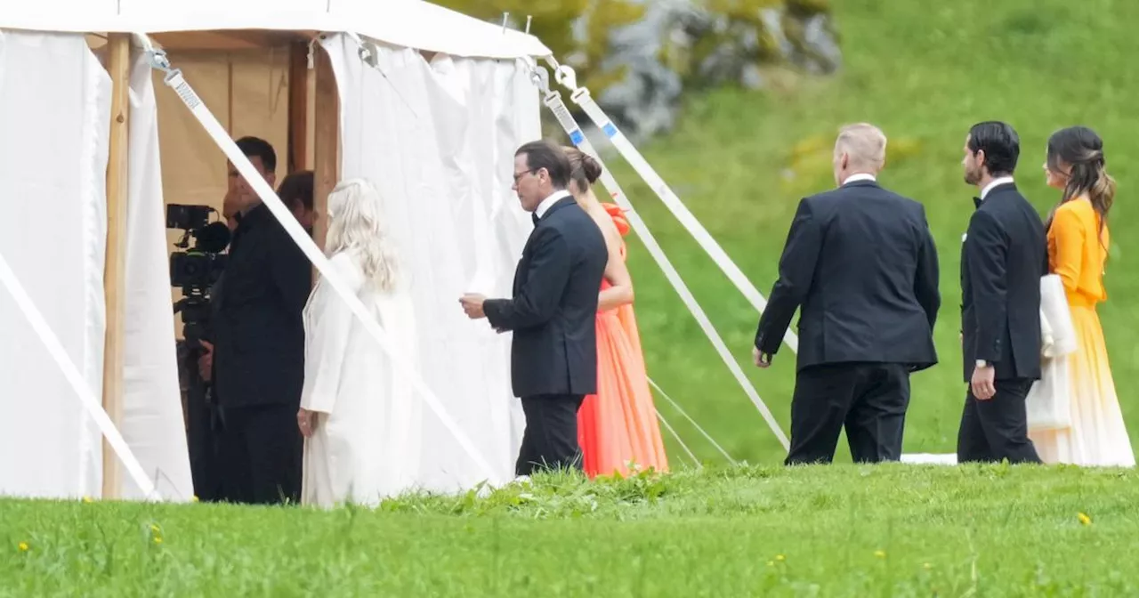 Norska brudparet visar sig från balkong
