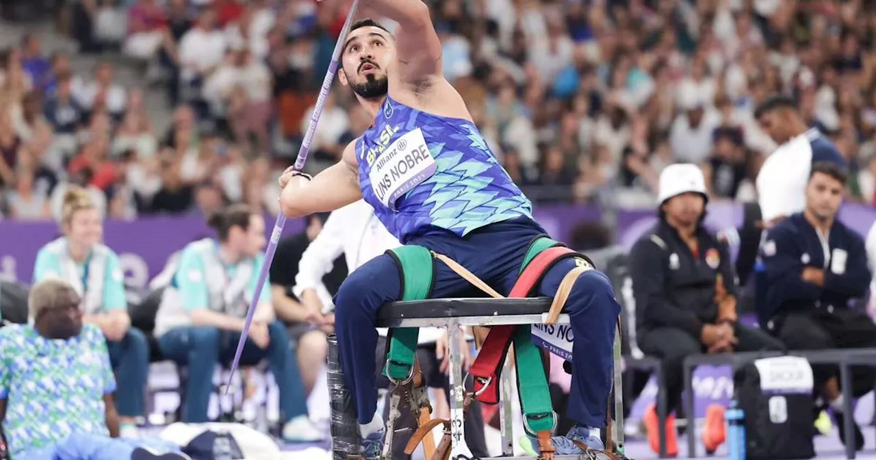 Cícero Nobre sobe ao pódio com medalha de bronze no lançamento de dardo