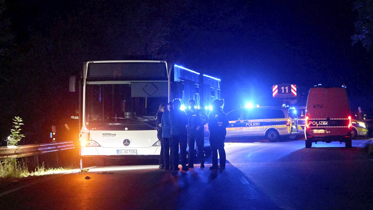 Cinque persone accoltellate da una donna mentre viaggiano su un autobus a Siegen