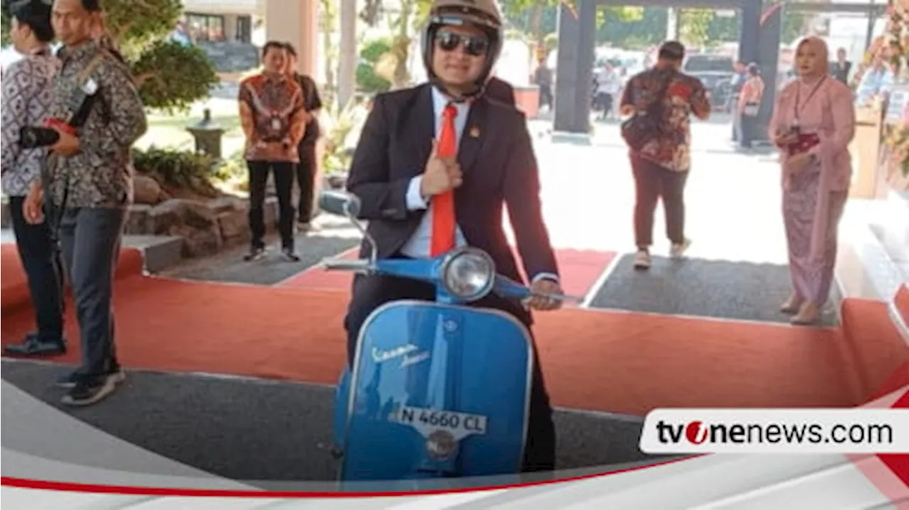 Unik, Anggota DPRD Kabupaten Nganjuk Ini Naik Vespa saat Pelantikan di Gedung Parlemen