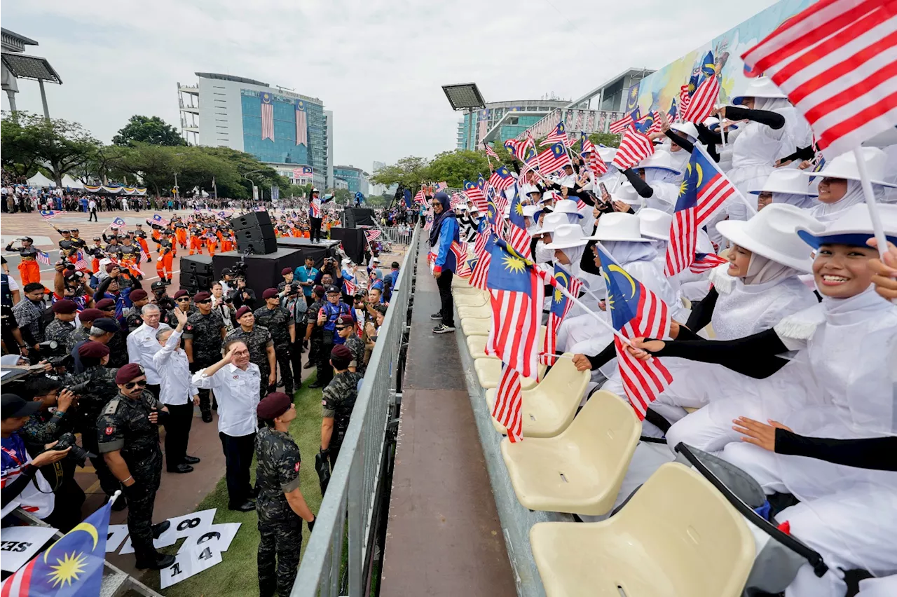 Anwar santuni peserta, orang awam selepas sambutan Hari Kebangsaan 2024