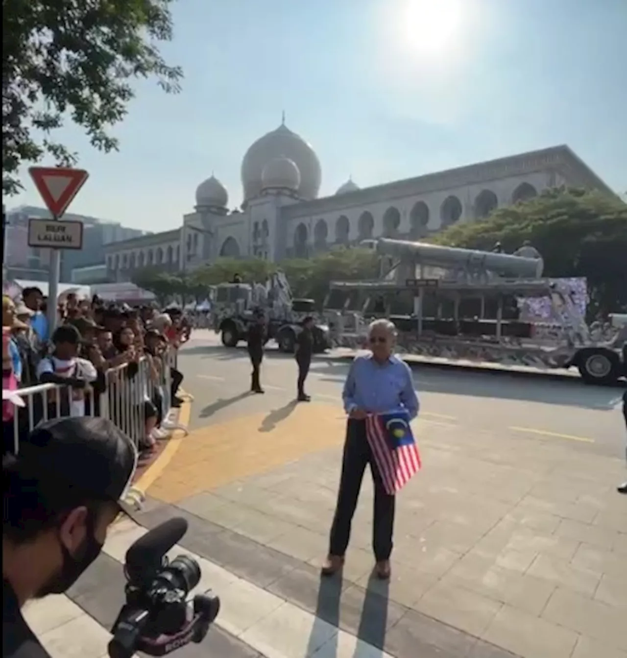 Tun M sertai rakyat sambut Hari Kebangsaan di Dataran Putrajaya