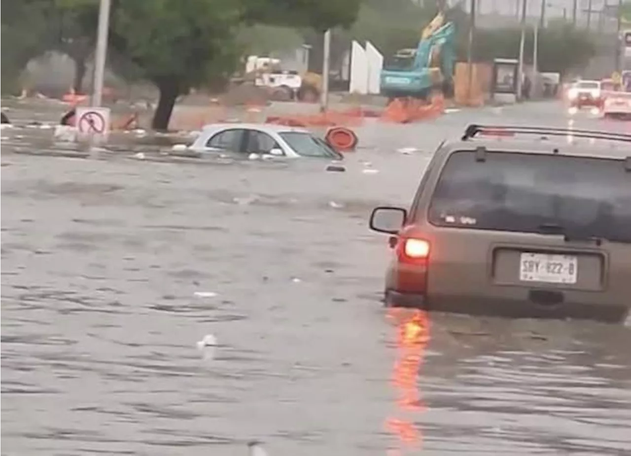 Autos varados, cierres viales y una persona atrapada: es lo que dejan lluvias en Nuevo León