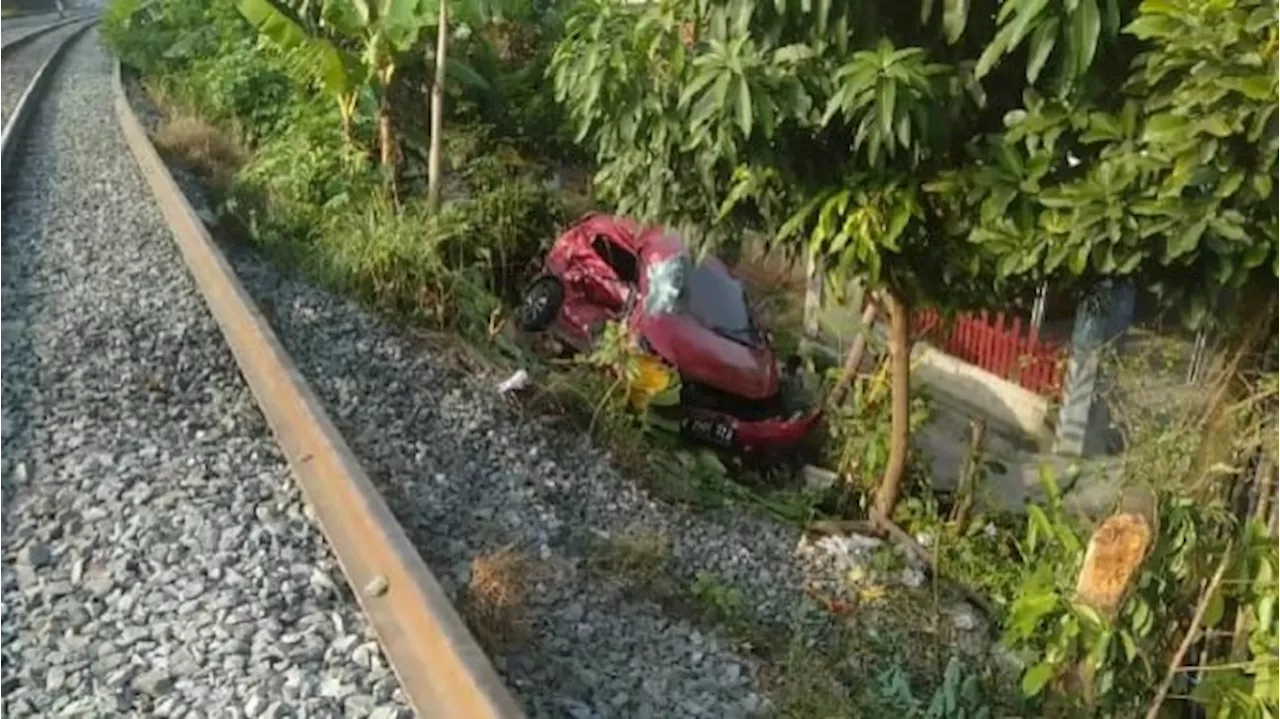 Selebgram Lampung Tertabrak Kereta: Mobil Ringsek, Dua Orang Luka Serius