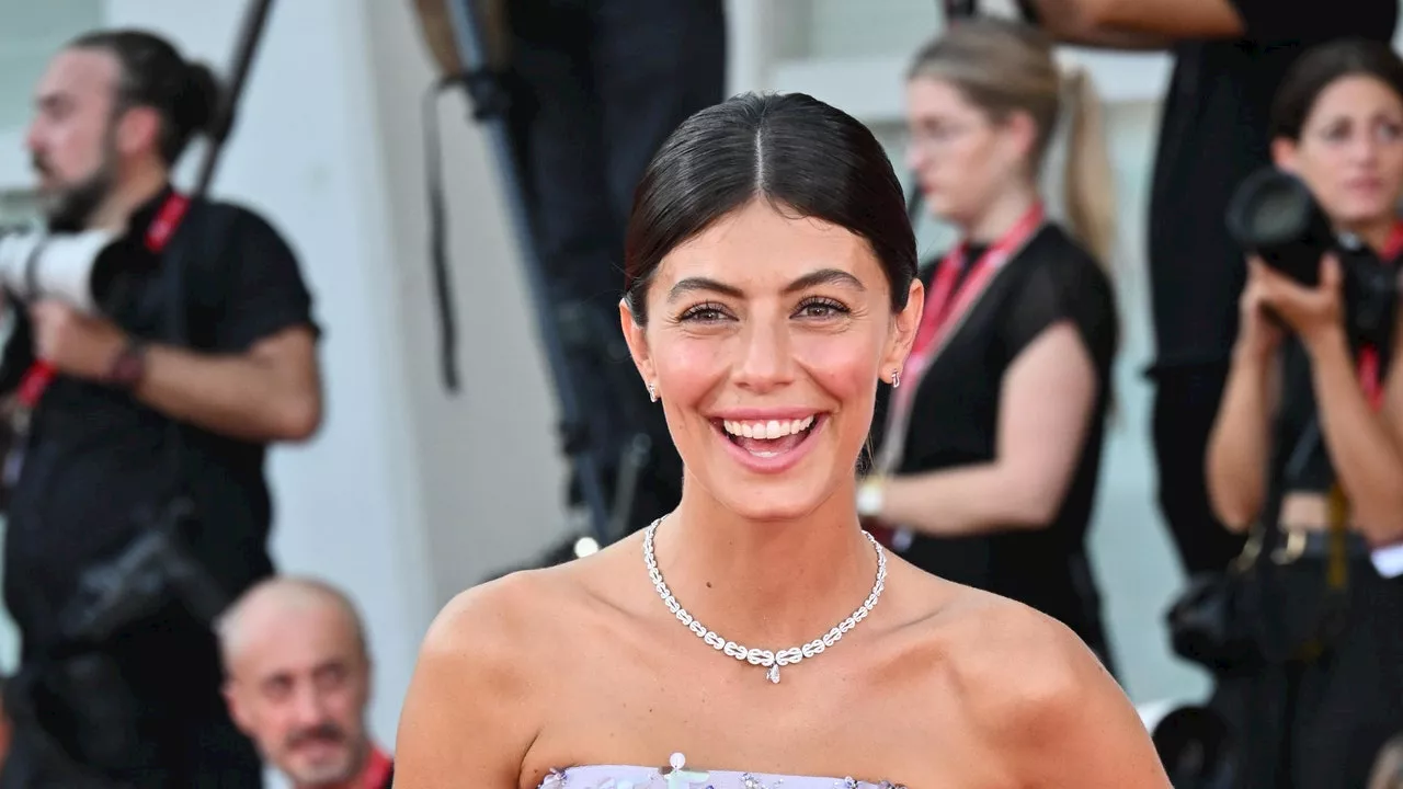 Alessandra Mastronardi splende al Festival di Venezia 2024 con l'abito onda Giorgio Armani Privé