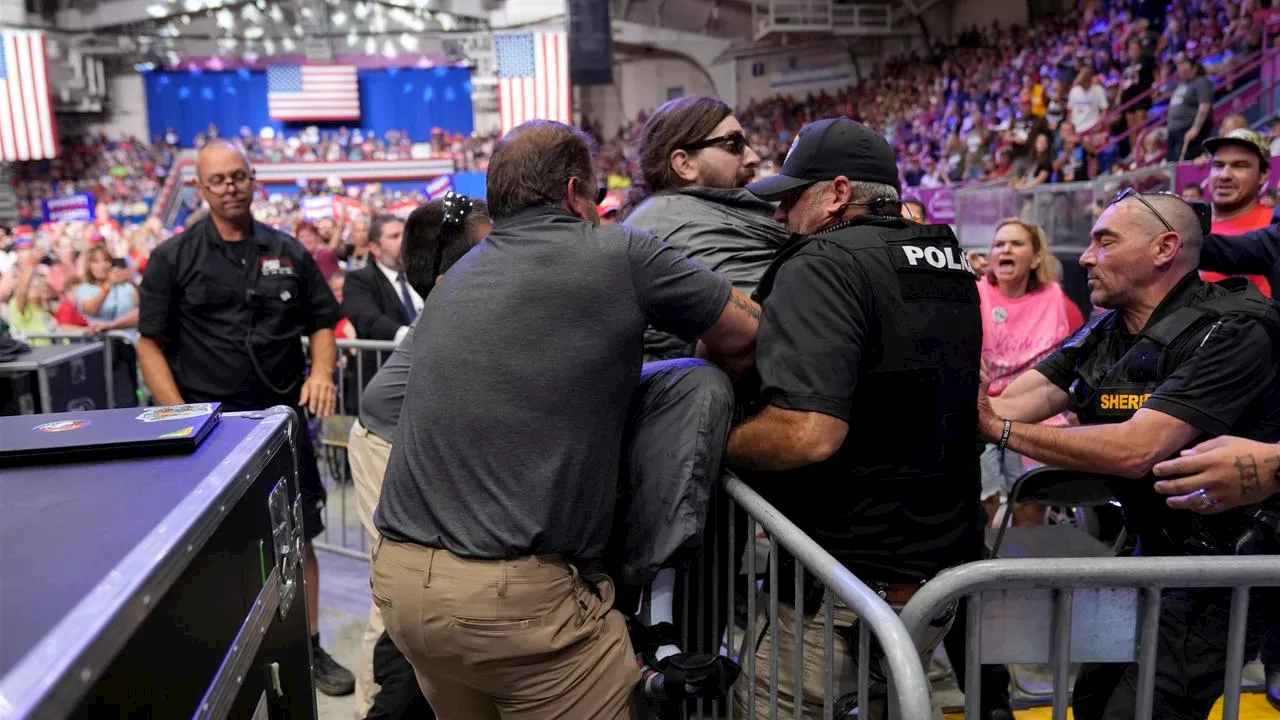 USA: Sicherheitskräfte stoppen Mann bei Trump-Rede