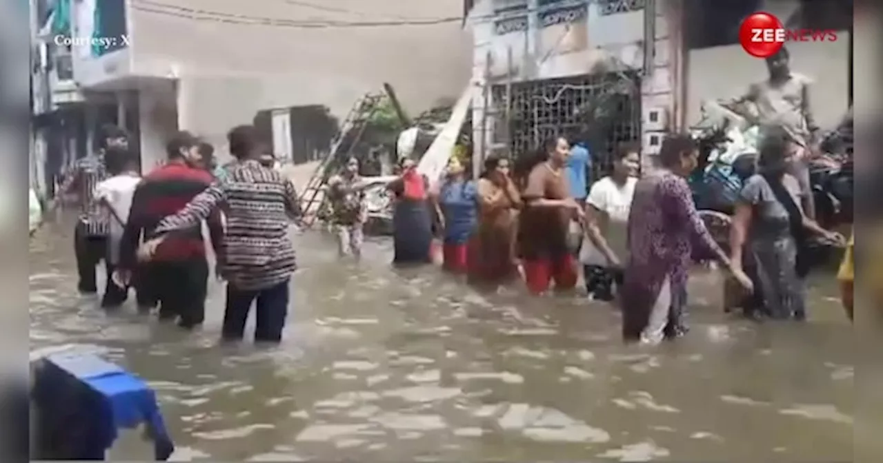 वडोदरा के लोगों ने तो कमाल कर दिया, बाढ़ में गरबा खेलते नजर आए; लोग बोले- ये तो दयाबेन के रिश्तेदार निकले....