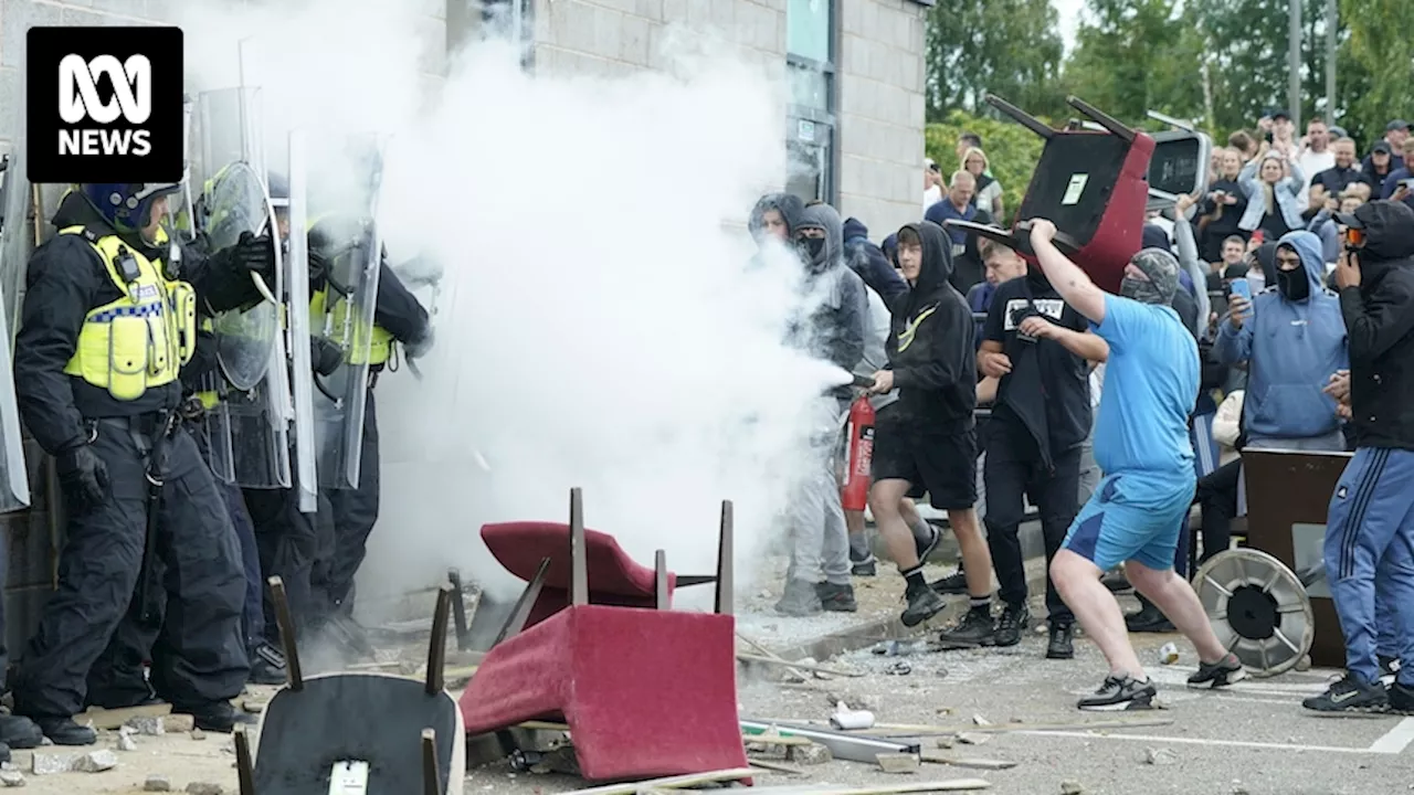 English police struggle to hold back far-right rioters from hotel 'housing asylum seekers'