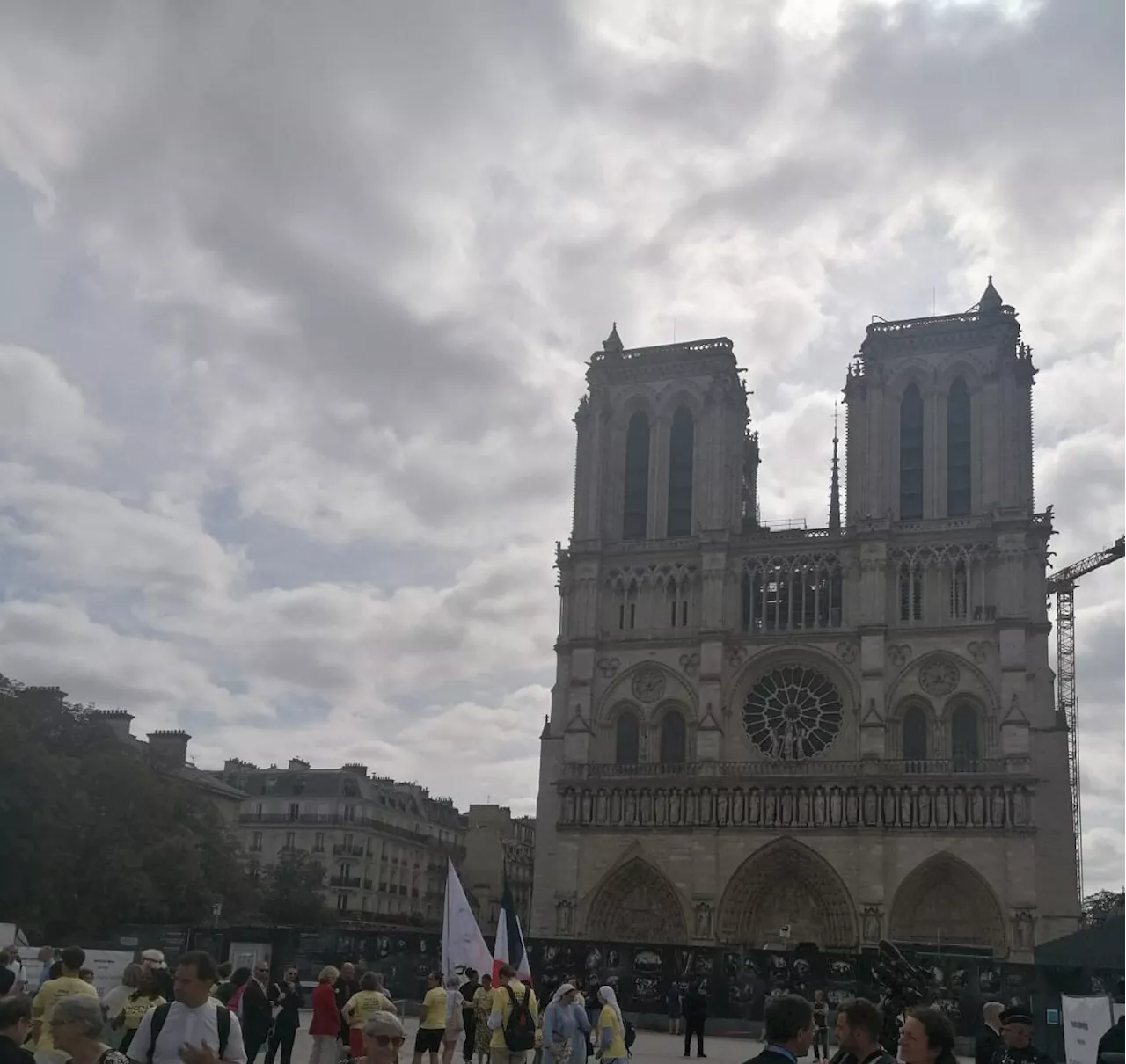 'Surmonter les divisions' : devant la cathédrale Notre-Dame, les cultes affichent leur unité durant les JO