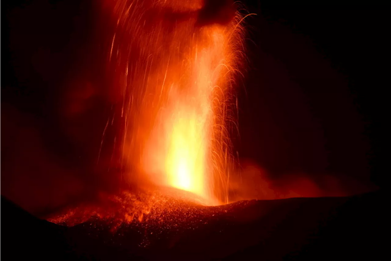 Parossismo dal cratere Voragine dell'Etna, fontana di lava e nube alta 10 km