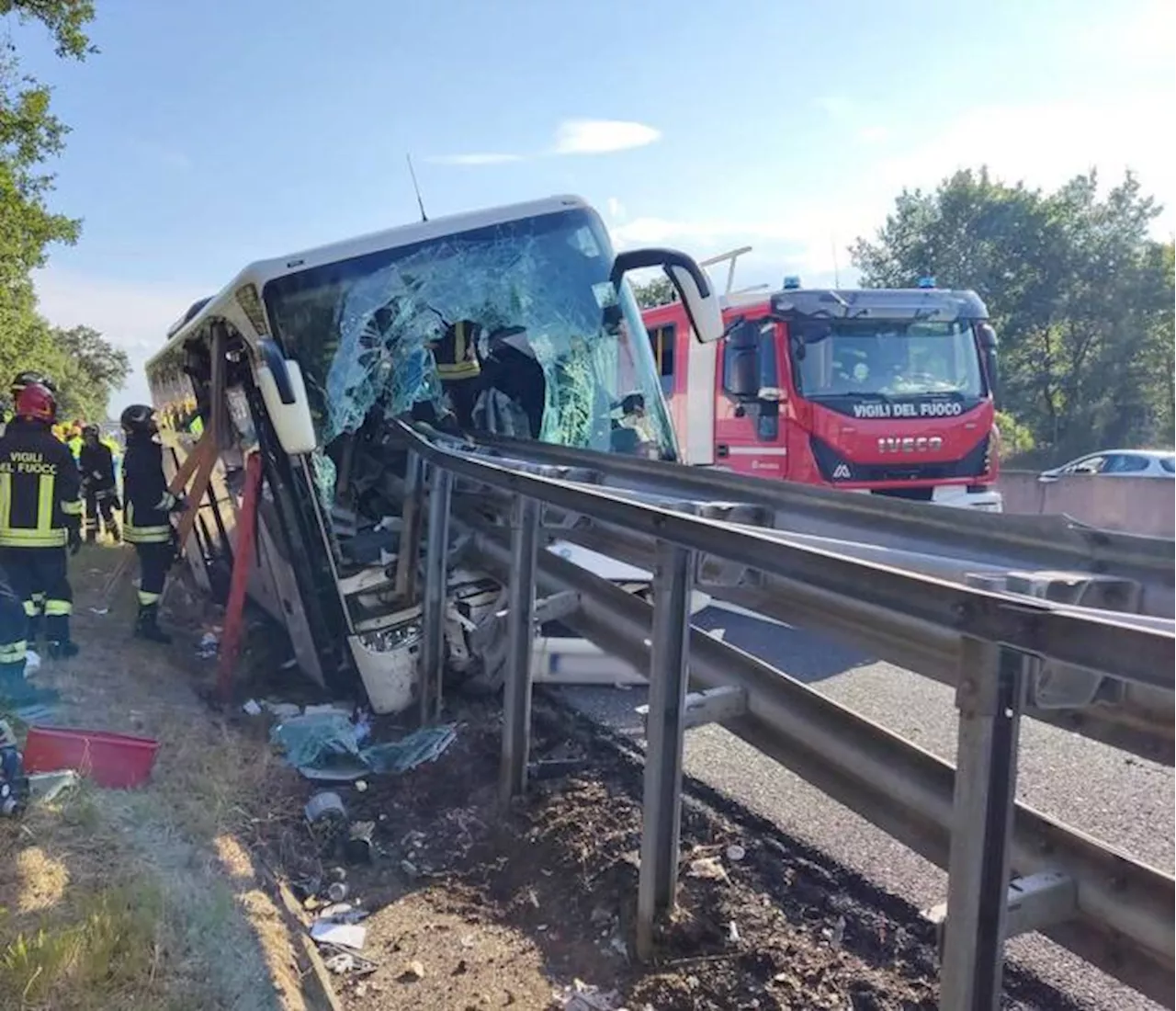 Pullman di turisti contro un guardrail in A1, un morto e 25 feriti