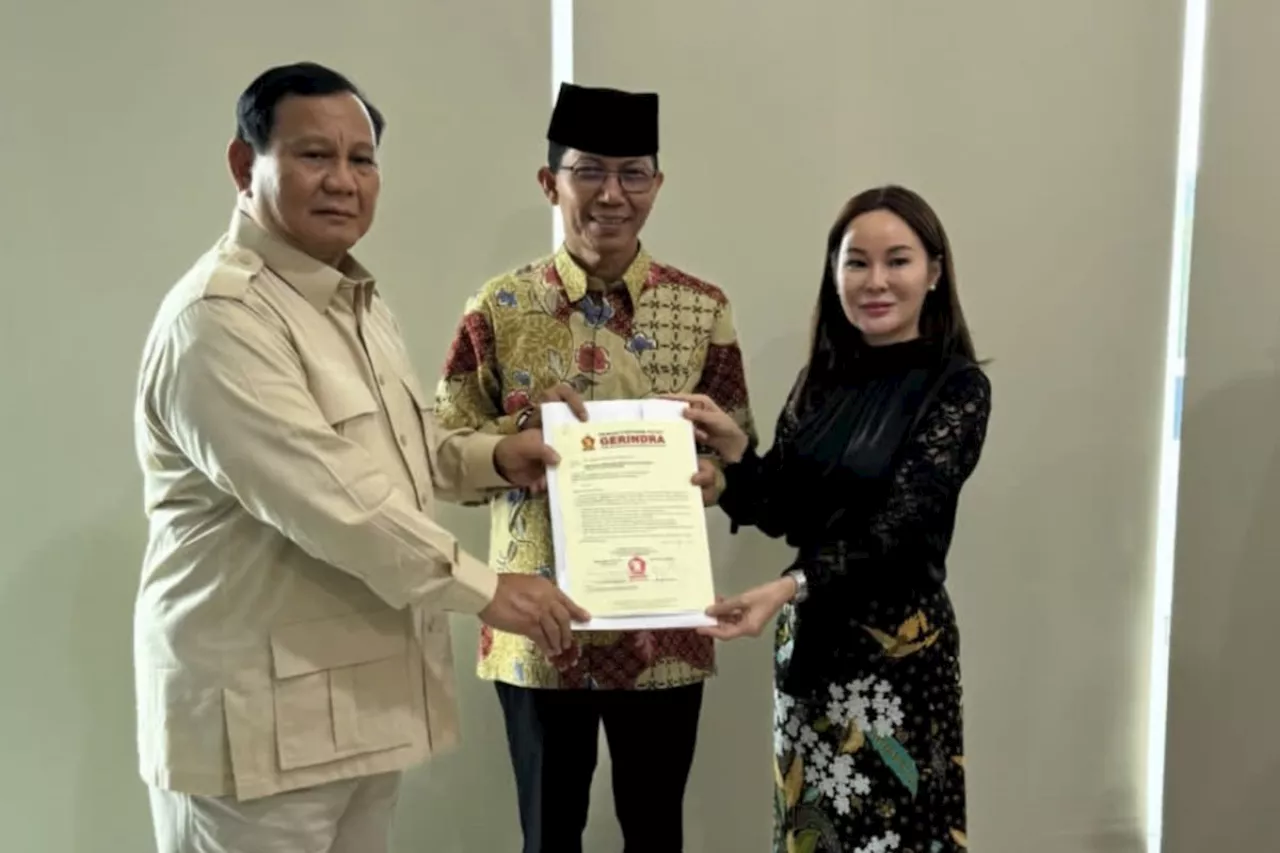 Prabowo serahkan surat rekomendasi kepada pasangan Amsakar-Li Claudia