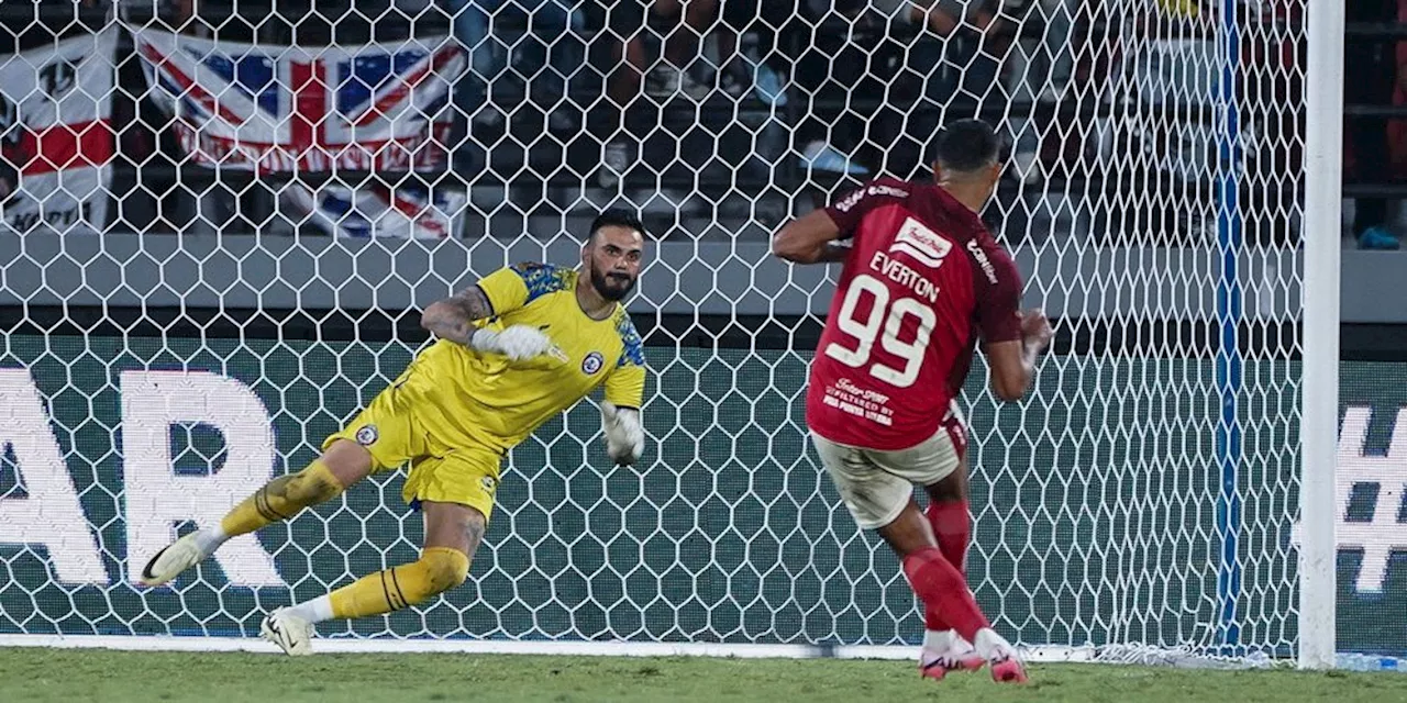 Kiper Arema FC Tak Gentar Tajamnya Skema Bola Mati Borneo FC