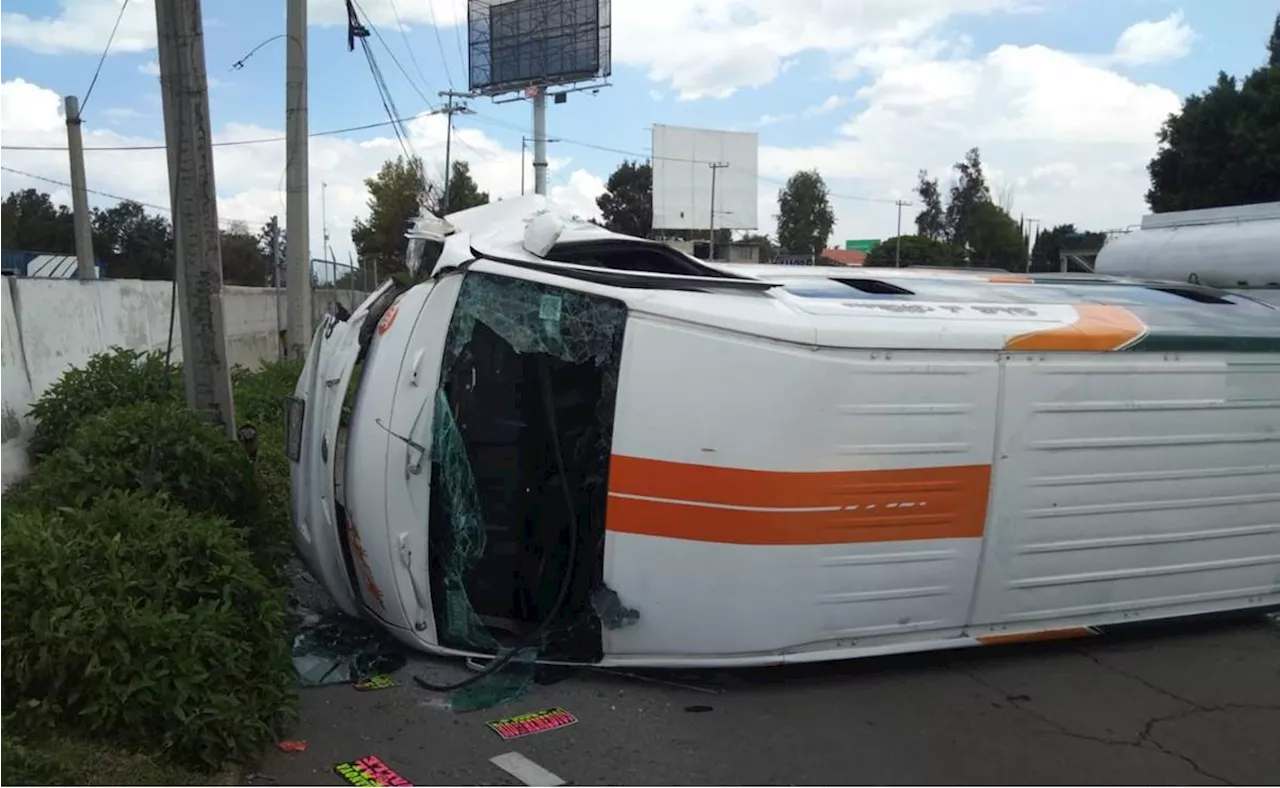 Conductor de transporte público en Edomex se queda dormido y vuelca; reportan 18 lesionados