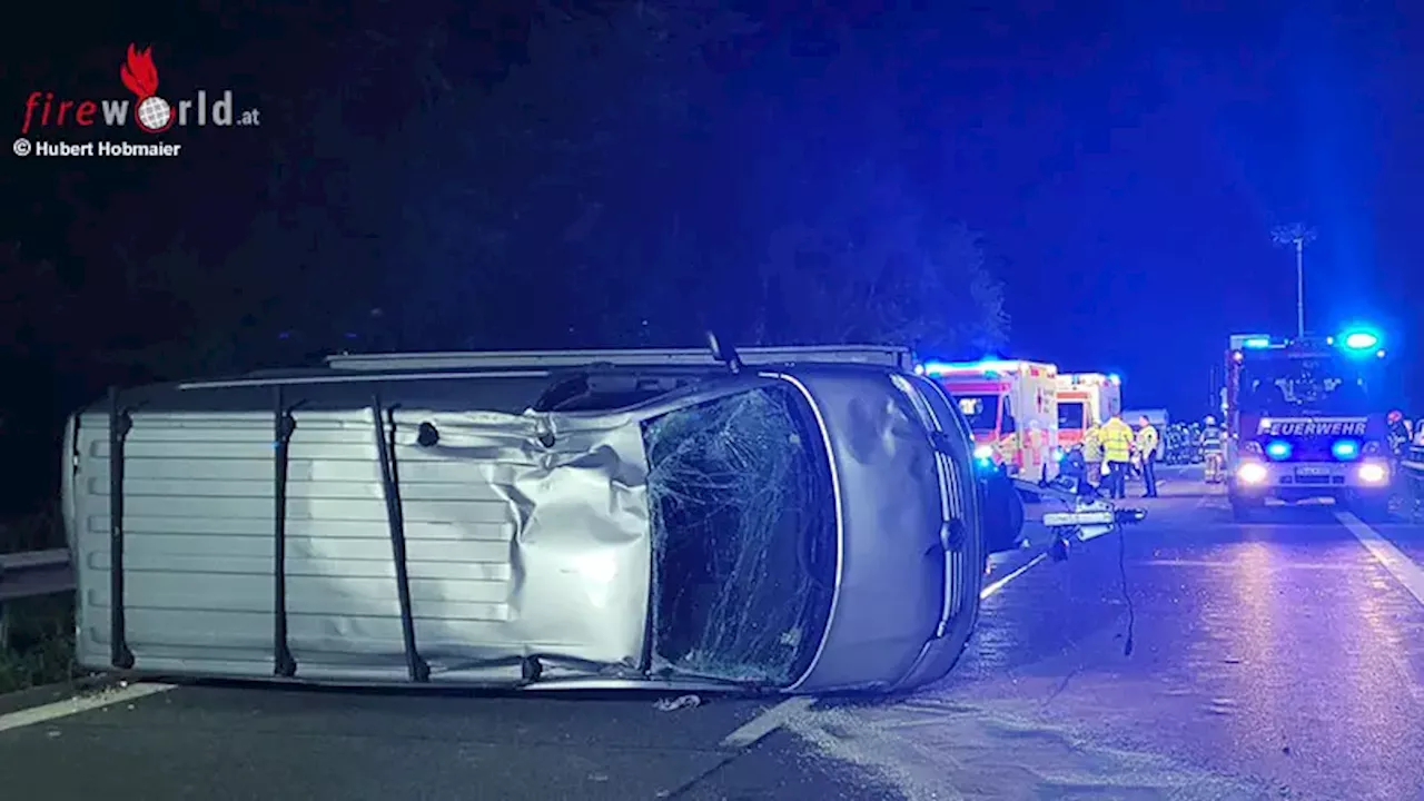 Bayern: Kleintransporter fährt bei Bergen (A8) auf Anhängergespann auf