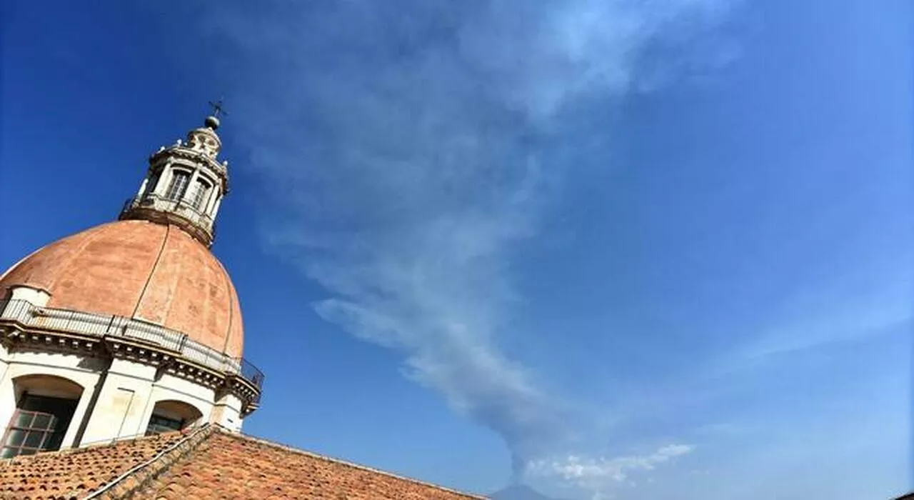 Etna: chiuso settore aereo, 6 atterraggi l'ora a Catania