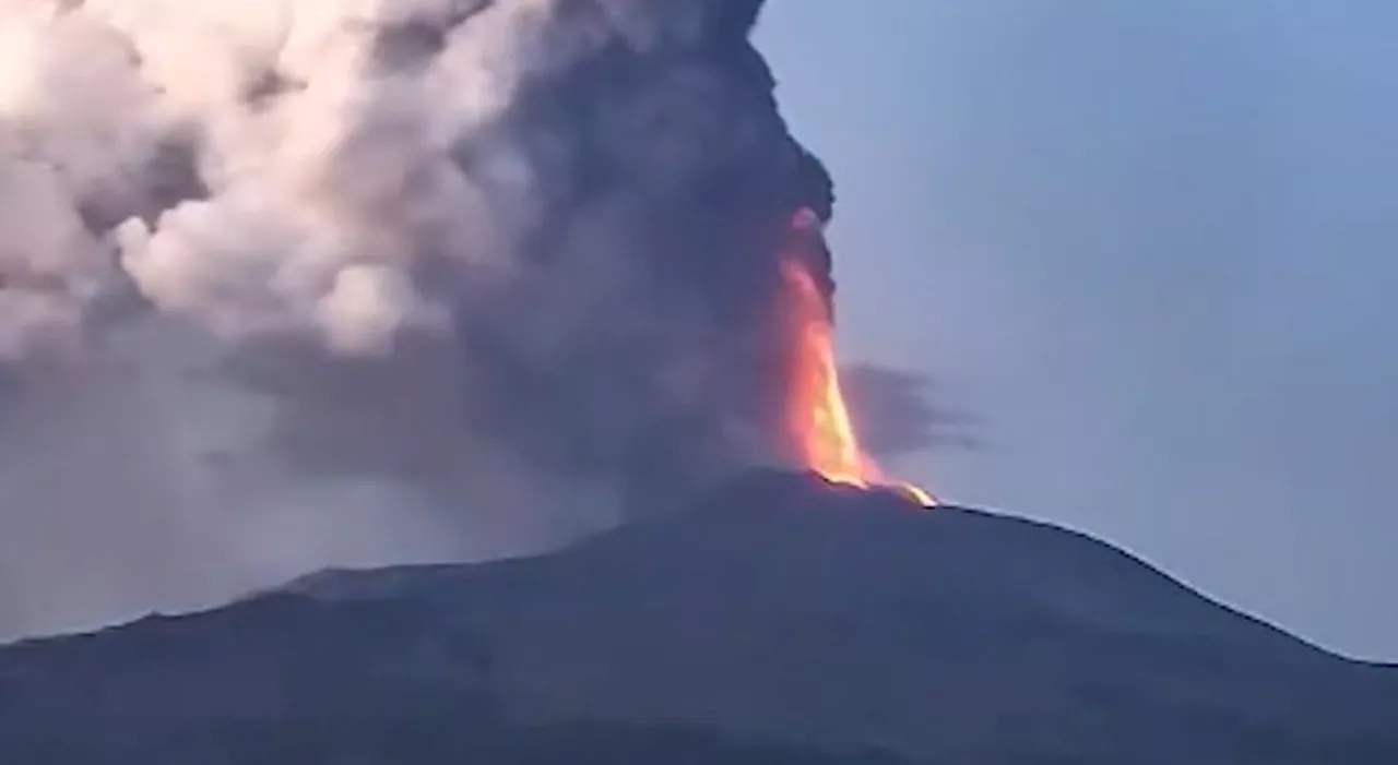 Etna in eruzione, fontane di lava e nubi di cenere vulcanica. Voli ridotti all'aeroporto di Catania