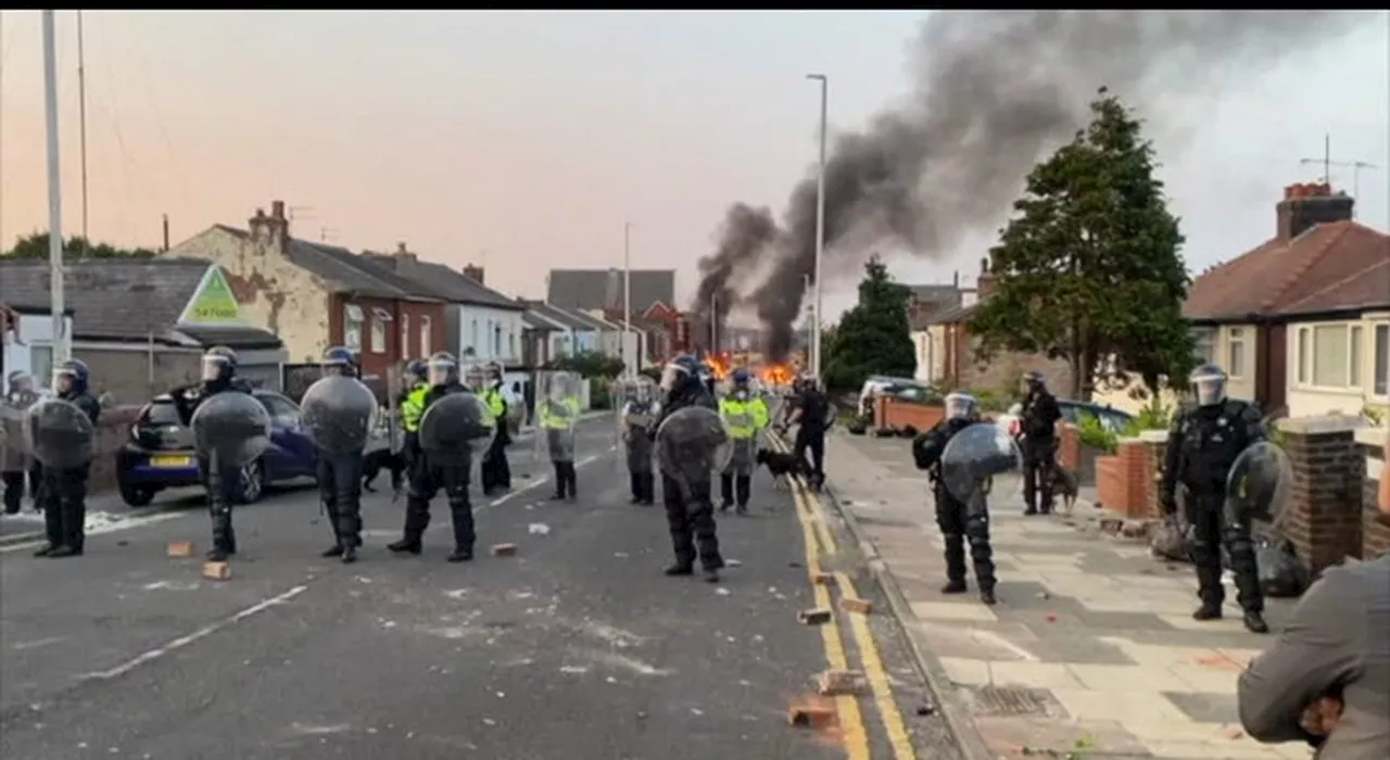 Southport, scontri alla veglia delle vittime davanti alla moschea