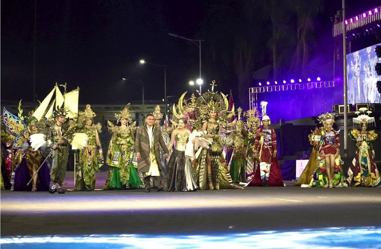 Manfaatkan Karung Pupuk Bekas, Pupuk Indonesia Grup Tampil di Jember Fashion Carnaval 2024