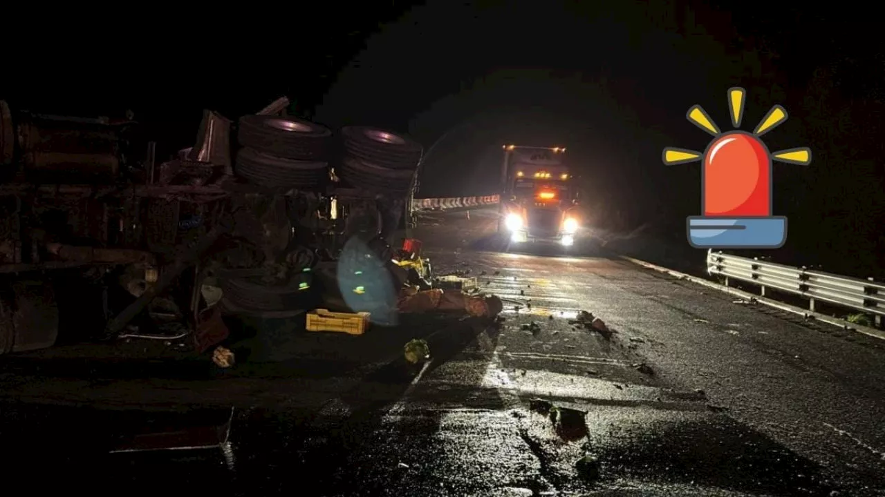 Vuelca tráiler cargado con verduras, en cumbres de Maltrata.