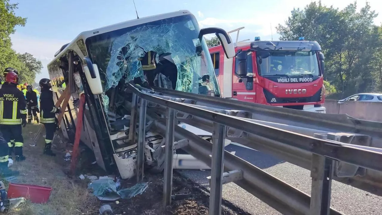 Pullman di turisti si schianta sul guardrail dell’A1, un morto e 15 feriti