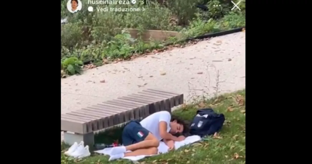 Parigi 2024, Ceccon costretto a dormire all'aperto: villaggio olimpico, il video del disastro