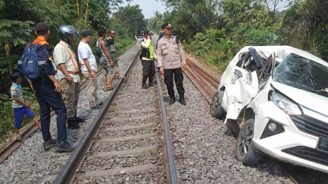 Detik-Detik Minibus Terseret Kereta Api Sejauh 50 Meter di Lampung Selatan