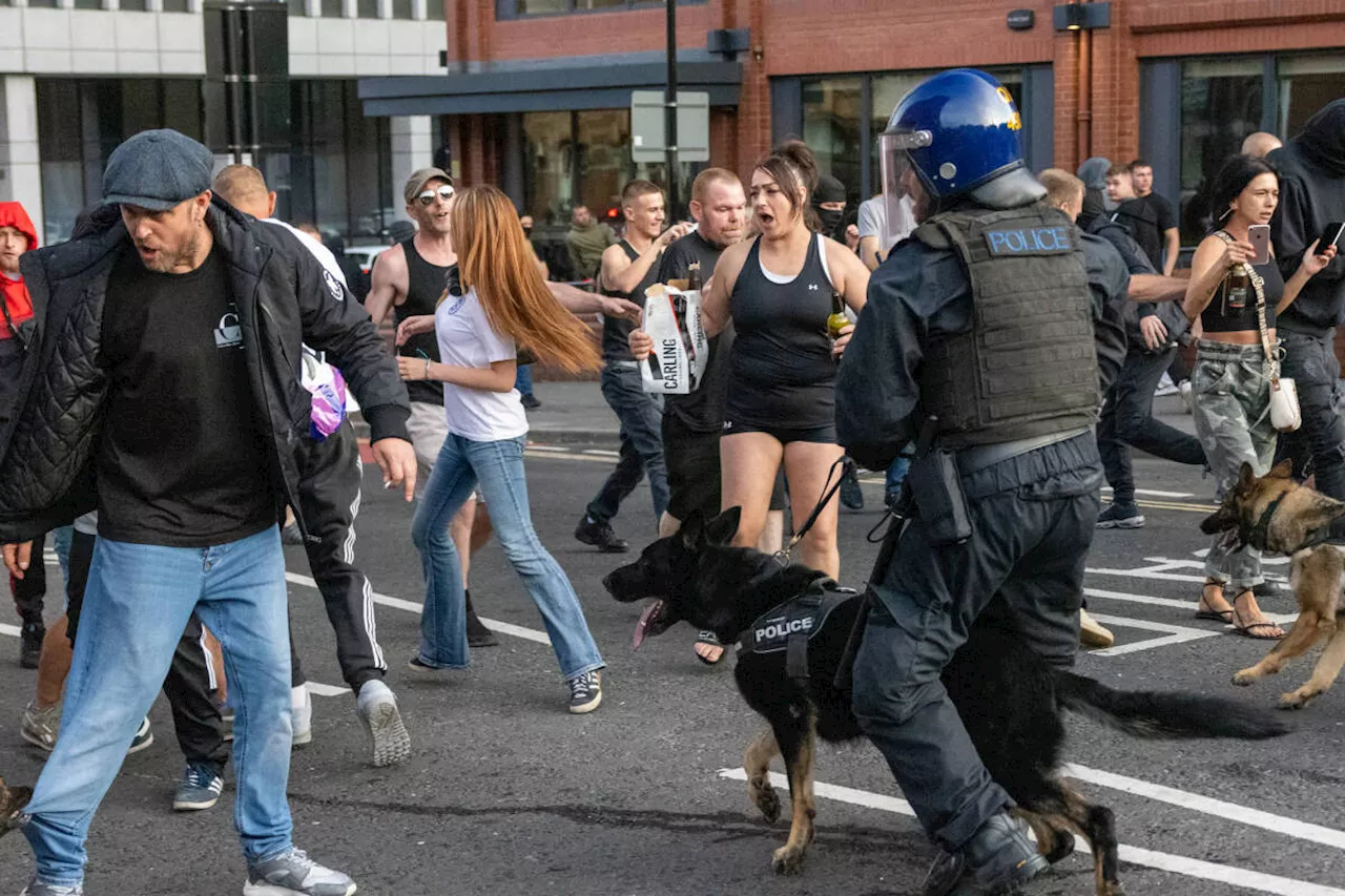 Royaume-Uni : nouvelle journée de violences entre police et manifestants d’extrême droite