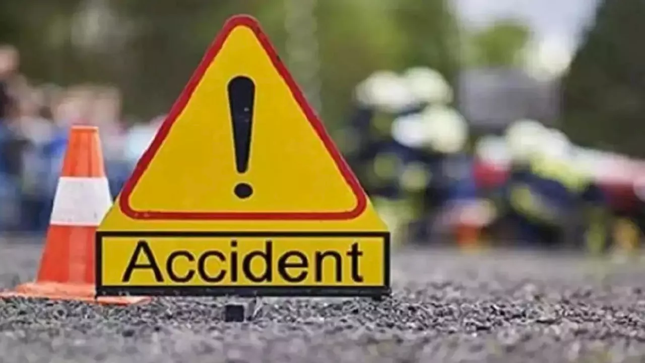 Unnao Accident: उन्नाव में बाइक सवार तीन दोस्तों को ट्रक ने मारी टक्कर, 2 की दर्दनाक मौत