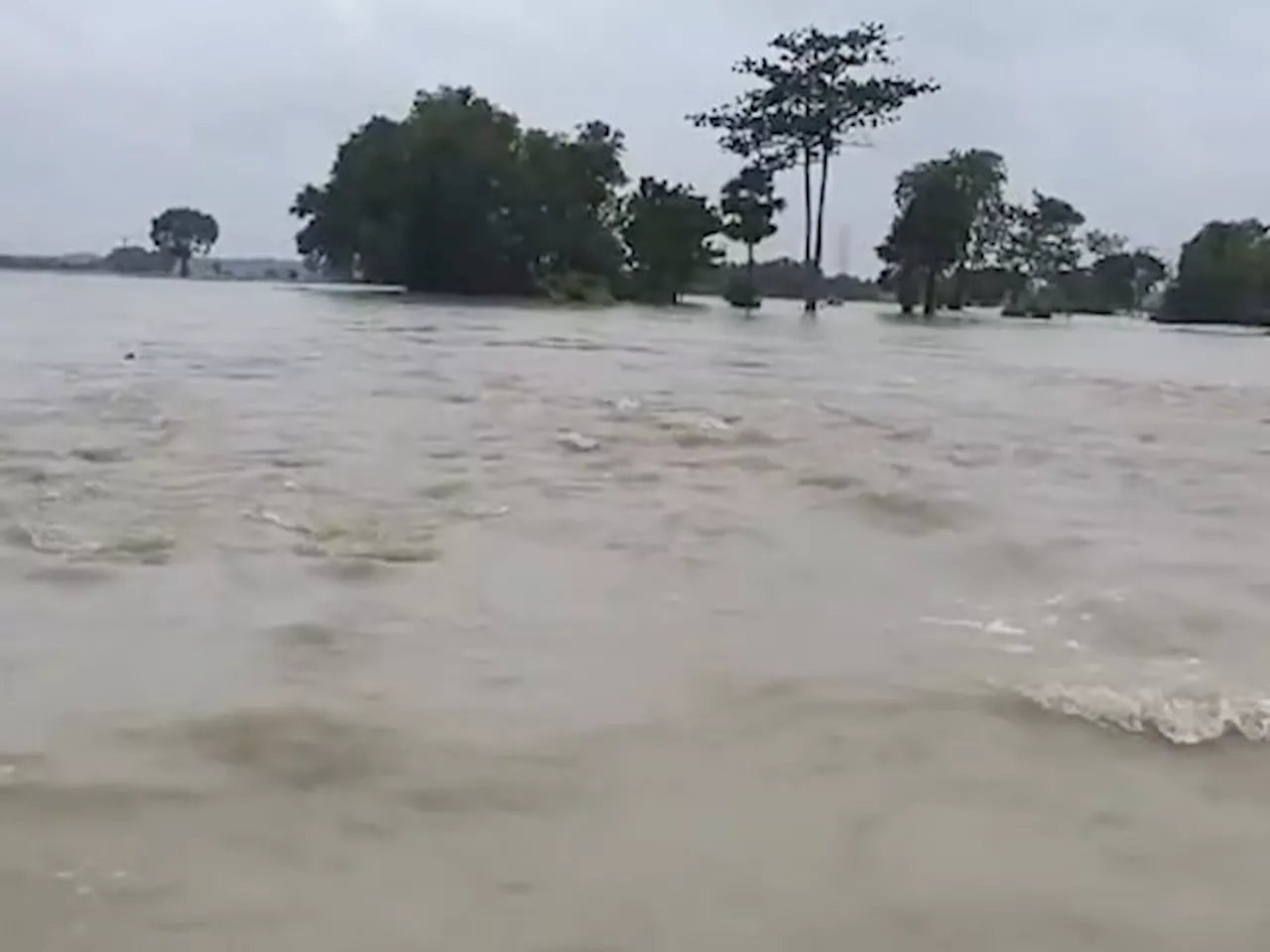 पश्चिम और मध्य भारत में भारी बारिश, जम्मू-कश्मीर में बादल फटने के बाद श्रीनगर-लेह राजमार्ग बंद