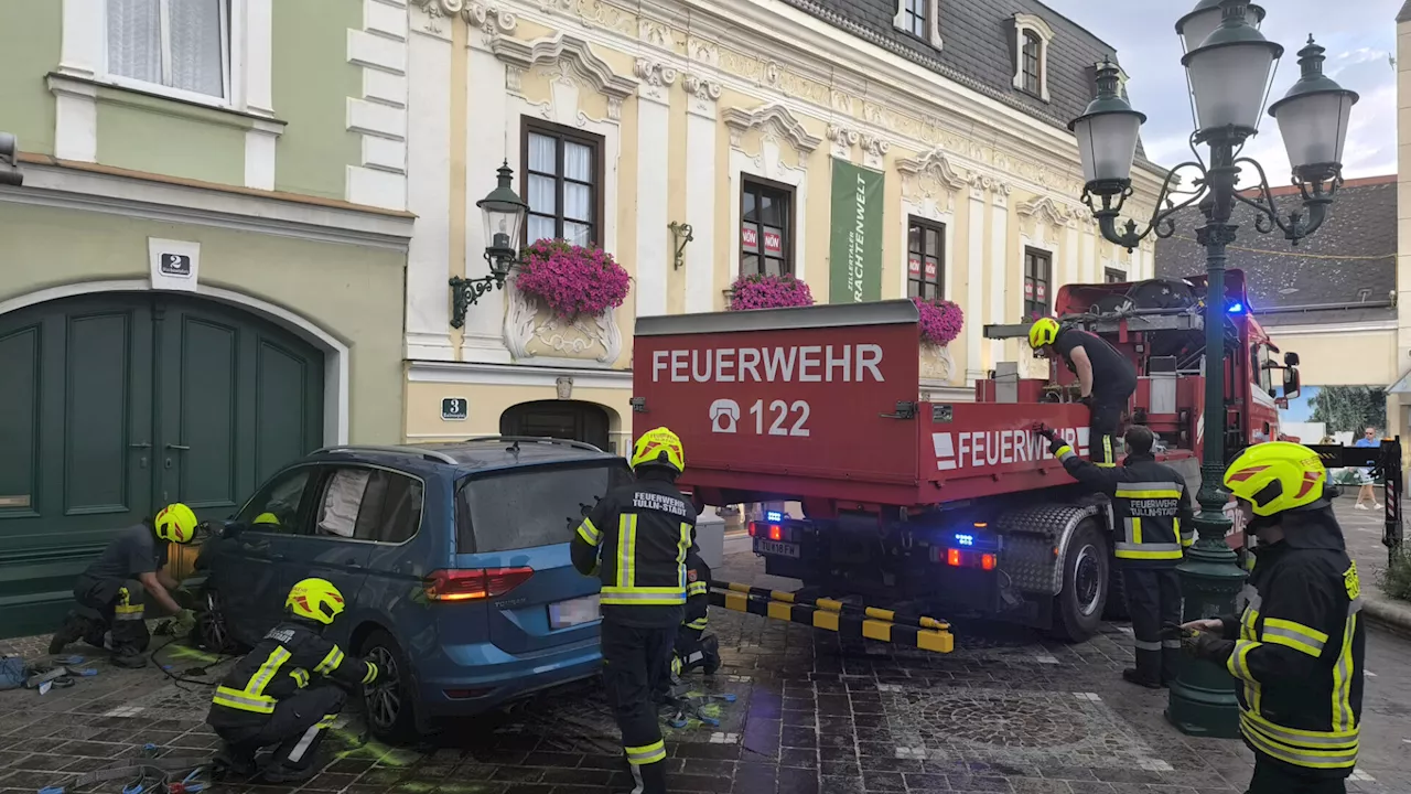 Auto fährt am Tullner Rathausplatz gegen Hauswand