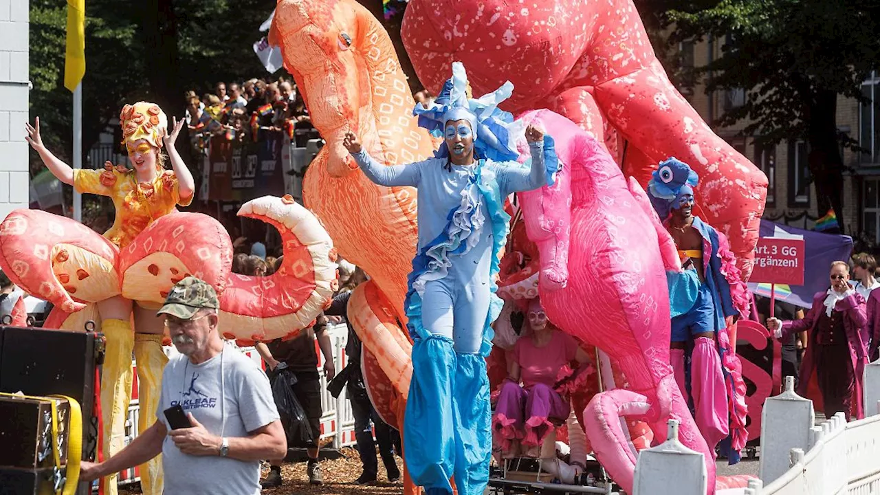 Hamburg & Schleswig-Holstein: 250.000 Menschen feiern ausgelassen den CSD in Hamburg