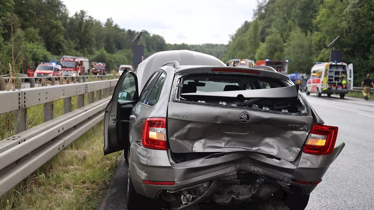 Sachsen: Starkregen: Unfälle mit 25 Fahrzeugen auf A4, elf Verletzte