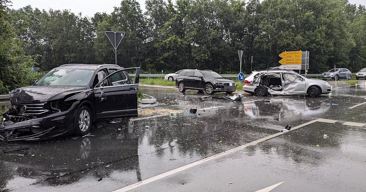 Schwerer Verkehrsunfall auf L770 in Petershagen: Fünf Verletzte, Sperrung bis in den Abend