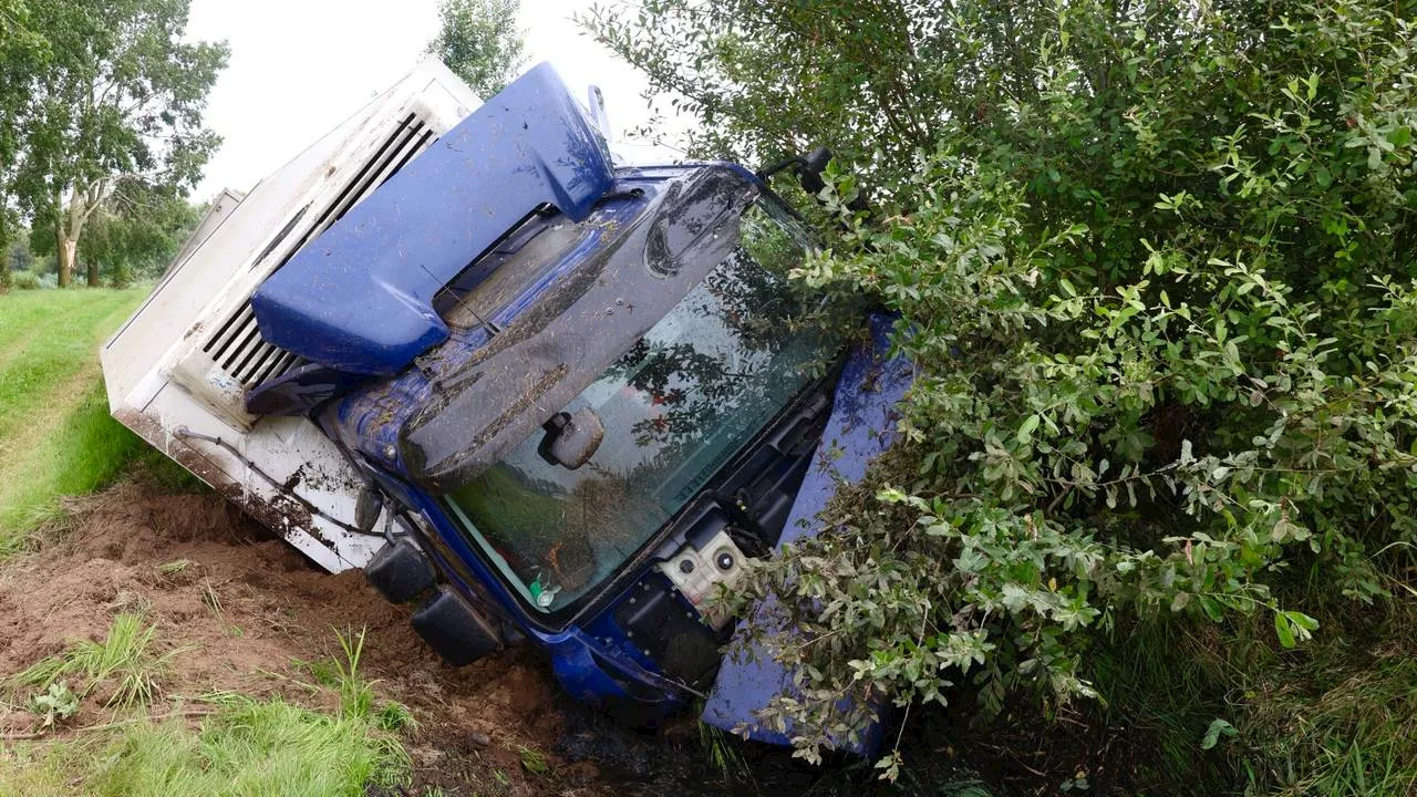 112-nieuws: vrachtwagen rijdt in sloot • Mercedes ramt verkeerslicht