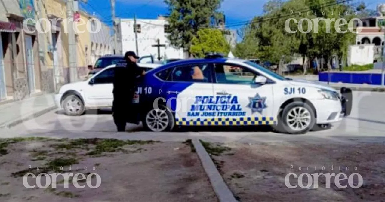 Asesinan a un hombre en su camioneta en la comunidad Santa Anita de San José Iturbide