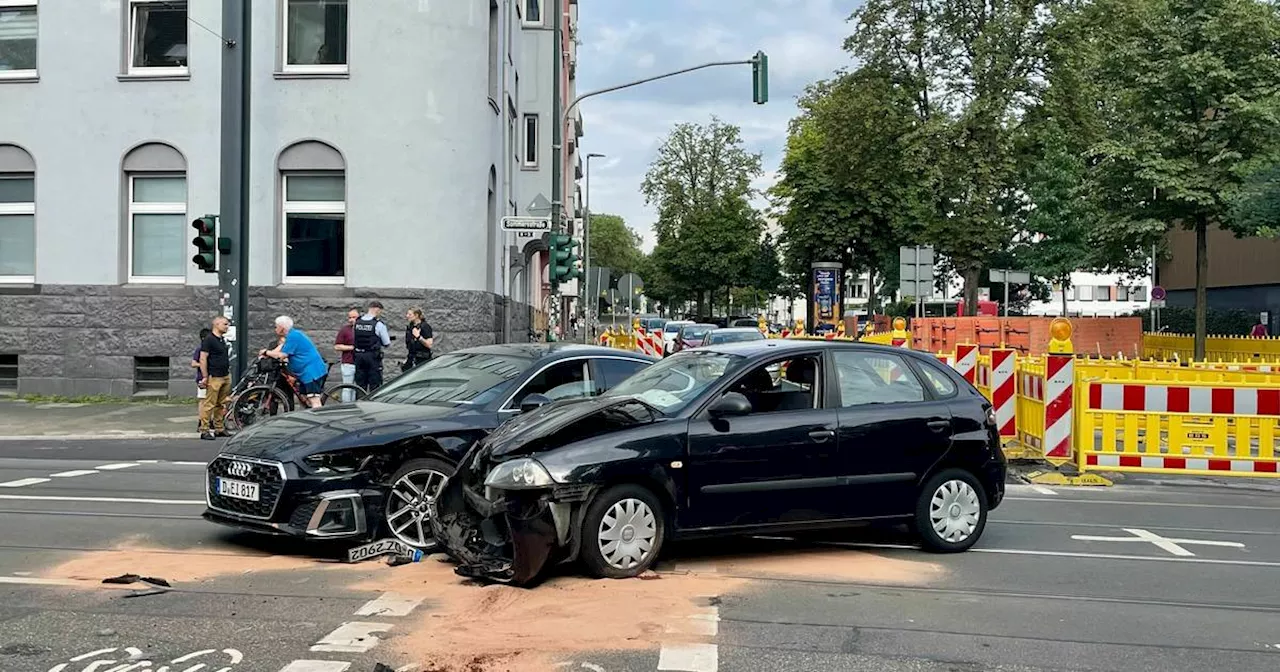 Düsseldorf: Autofahrer streiten nach Unfall