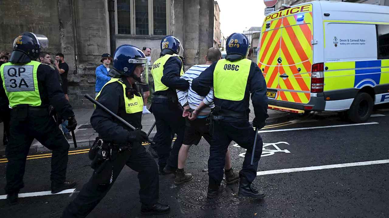 Más de 90 detenidos por disturbios de grupos de ultraderecha en varias ciudades británicas tras el ataque en Southport