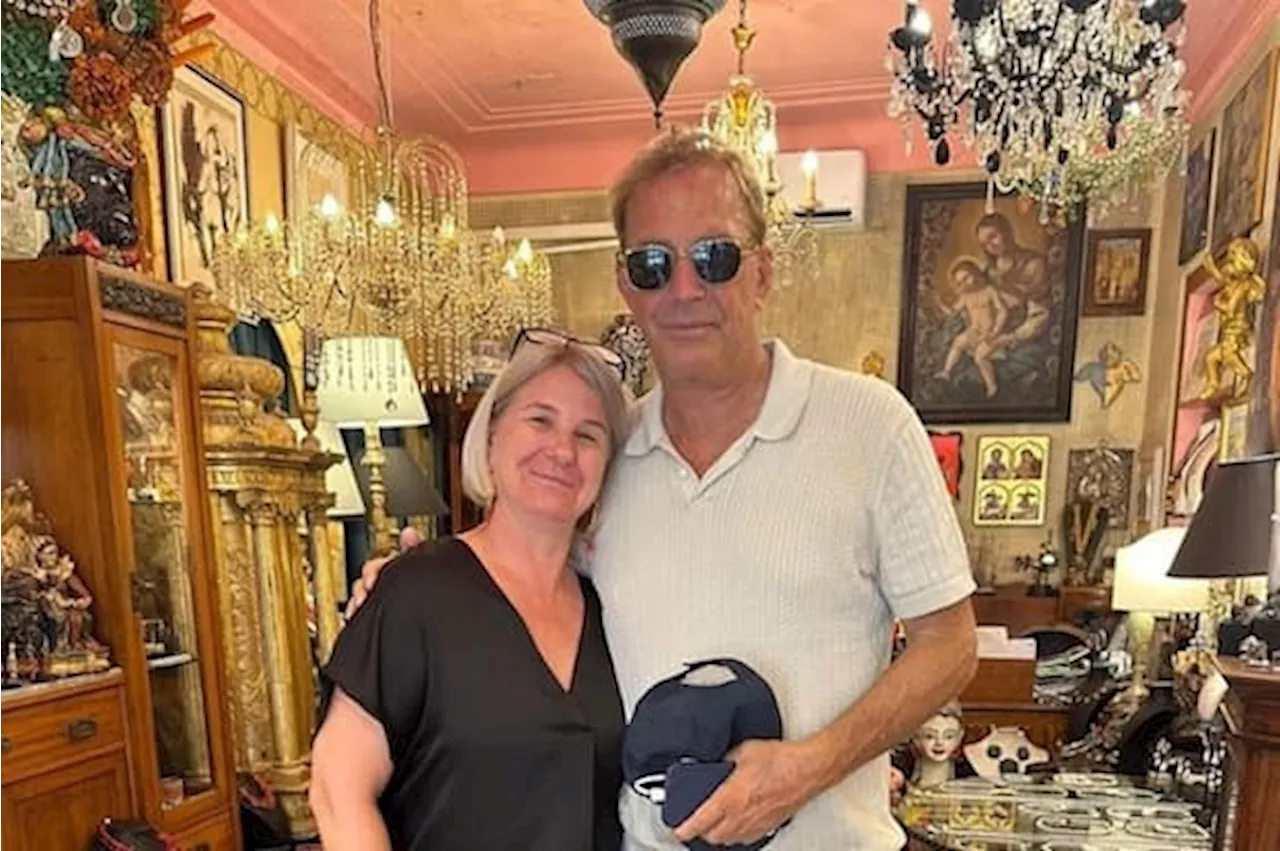 Kevin Costner arriva a Taormina, visita un negozio di antiquariato